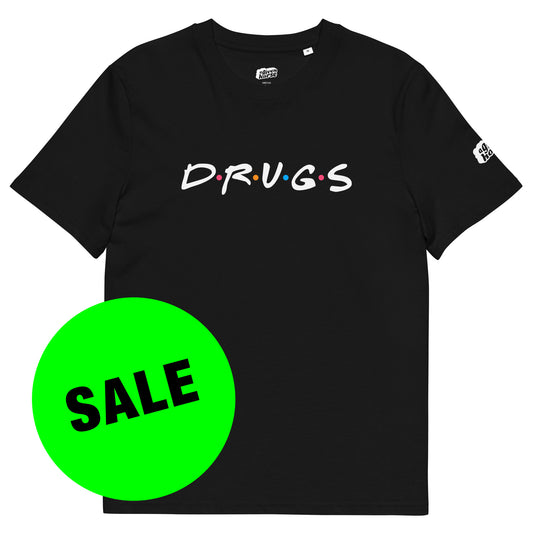Zwart T-Shirt met de tekst 'Drugs', ontwerp door De Zwarte Markt en verkrijgbaar bij cadeauwinkel 'A Given Horse'. Voorkant, aanbieding.