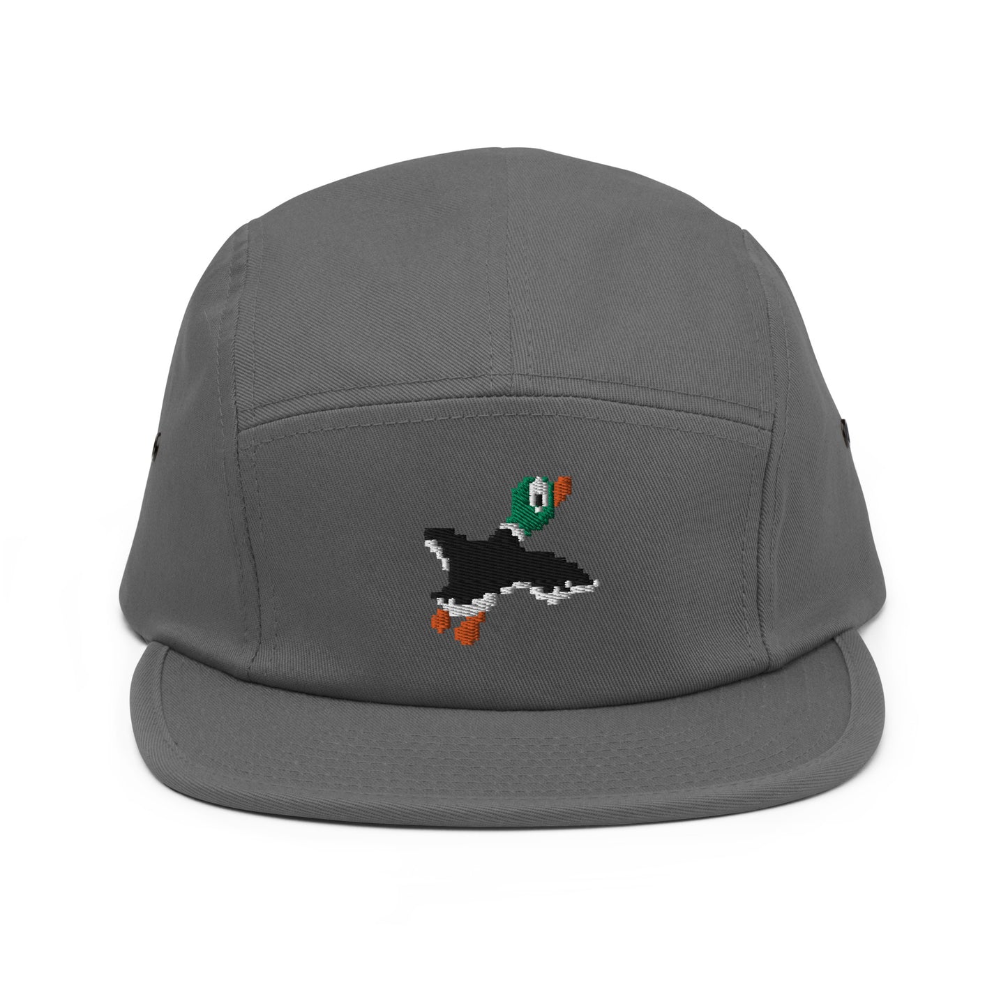 Grijze 5-panel pet met een geborduurde afbeelding van een eend, ontwerp door De Zwarte Markt en verkrijgbaar bij cadeauwinkel 'A Given Horse'. Voorkant.