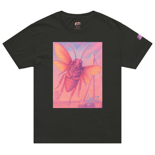 Zwart T-Shirt met een afbeelding van een kakkerlak voor de Erasmusbrug, ontwerp door Lay-Z en verkrijgbaar bij cadeauwinkel 'A Given Horse'. Voorkant.