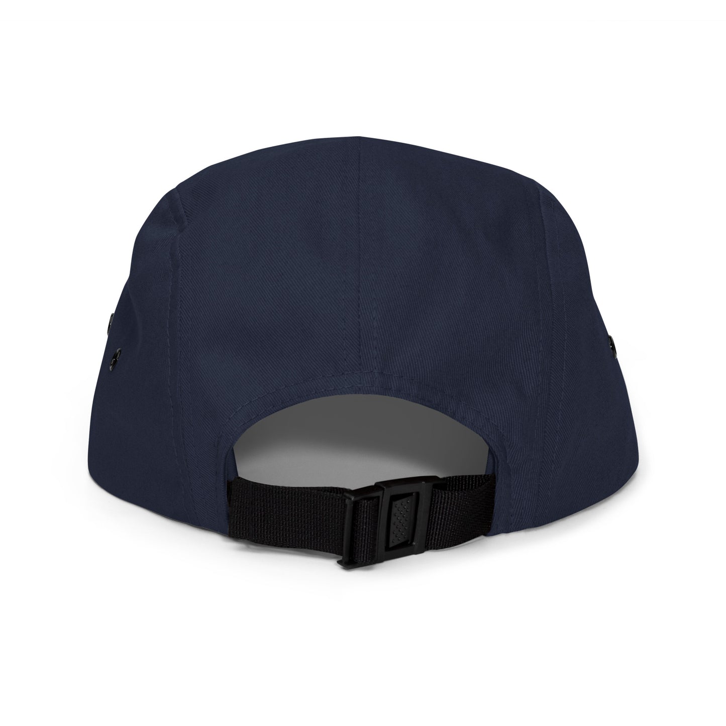 Donkerblauwe 5-panel pet met een geborduurd Berlijn Metro Logo, ontwerp door De Zwarte Markt en verkrijgbaar bij cadeauwinkel 'A Given Horse'. Achterkant.