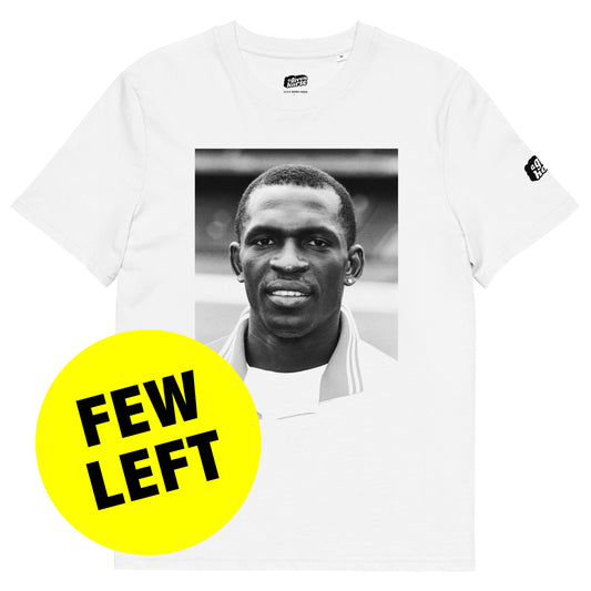 Wit T-Shirt met een afbeelding van Michael Obiku, ontwerp door De Zwarte Markt en verkrijgbaar bij cadeauwinkel 'A Given Horse'. Voorkant, laatste paar.