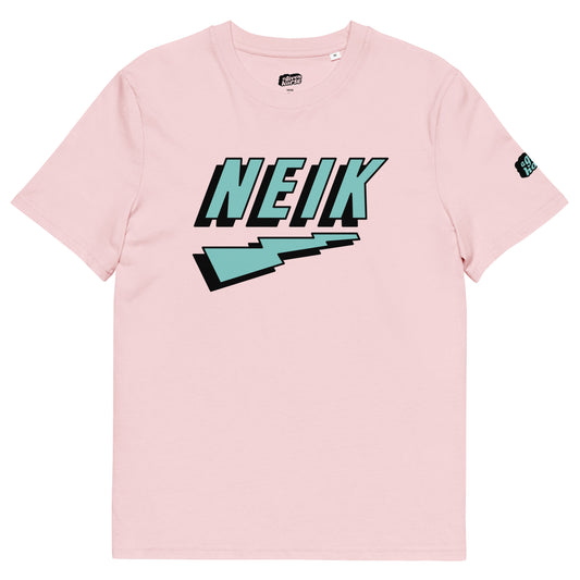 Lichtroze T-Shirt met het NEIK logo, ontwerp door De Zwarte Markt en verkrijgbaar bij cadeauwinkel 'A Given Horse'. Voorkant.