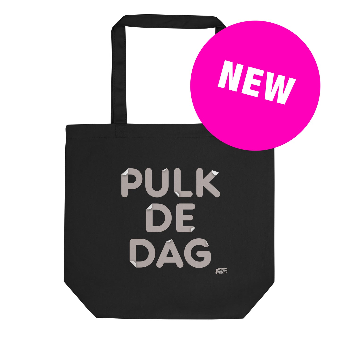 Zwarte katoenen tas met de tekst ‘Pulk de dag’, ontwerp door Matzwart en verkrijgbaar bij cadeauwinkel 'A Given Horse'. Voorkant, nieuw.