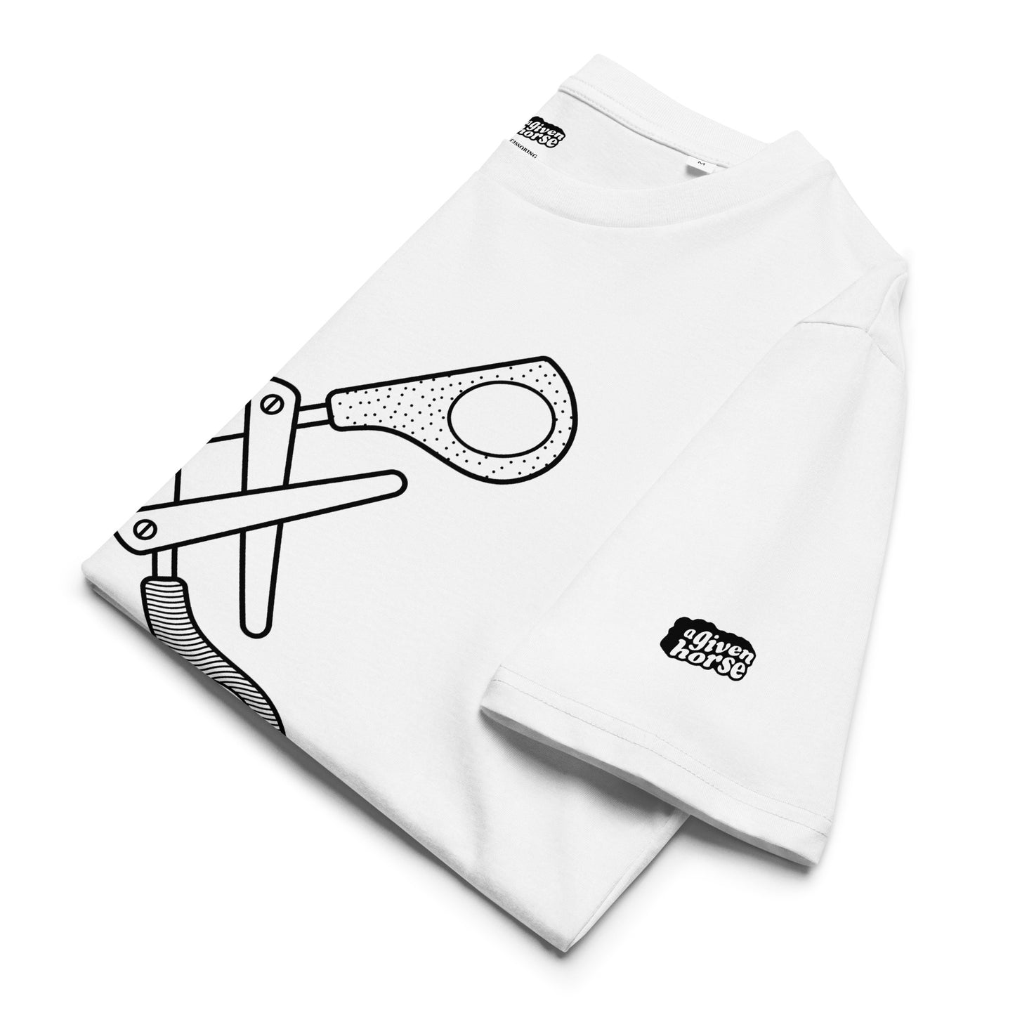 Wit T-Shirt met een afbeelding van twee scharen, ontwerp door Matzwart en verkrijgbaar bij cadeauwinkel 'A Given Horse'. Gevouwen.