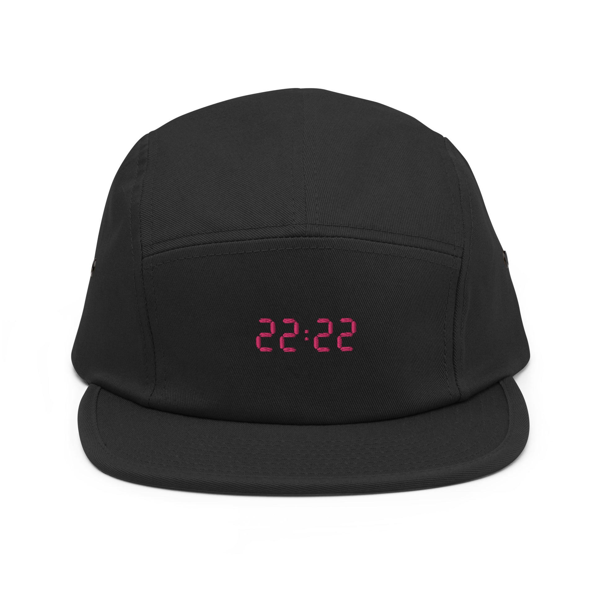 Zwarte 5-panel pet met de tekst '22:22', ontwerp door Matzwart en verkrijgbaar bij cadeauwinkel 'A Given Horse'. Voorkant.