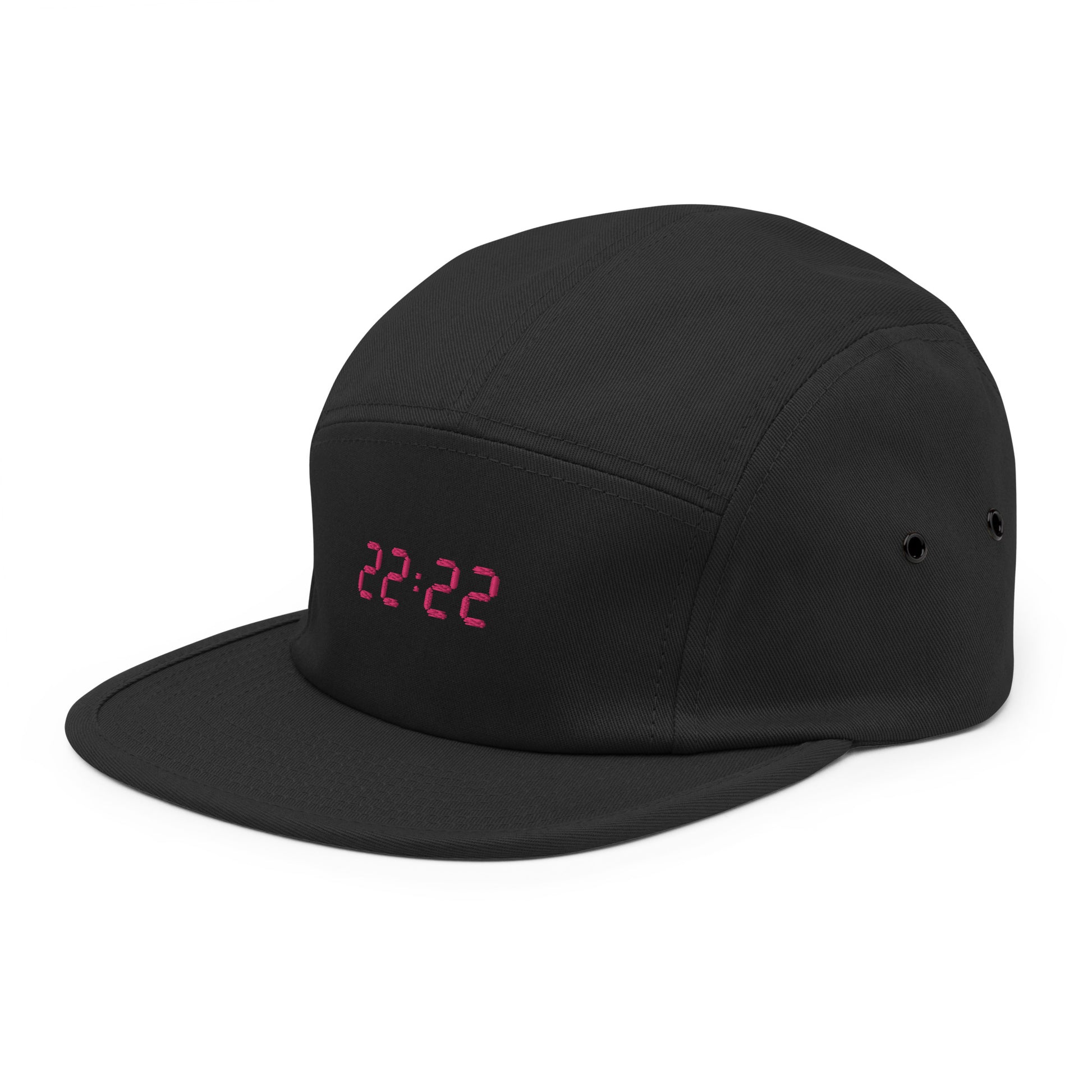 Zwarte 5-panel pet met de tekst '22:22', ontwerp door Matzwart en verkrijgbaar bij cadeauwinkel 'A Given Horse'. Schuin.