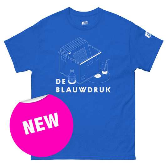 Blauw T-Shirt met het 'De Blauwdruk' logo, ontwerp door Matzwart en verkrijgbaar bij cadeauwinkel 'A Given Horse'. Voorkant, nieuw.