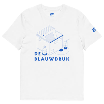 Wit T-Shirt met het 'De Blauwdruk' logo, ontwerp door Matzwart en verkrijgbaar bij cadeauwinkel 'A Given Horse'. Voorkant.