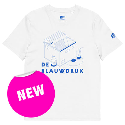 Wit T-Shirt met het 'De Blauwdruk' logo, ontwerp door Matzwart en verkrijgbaar bij cadeauwinkel 'A Given Horse'. Voorkant, nieuw.