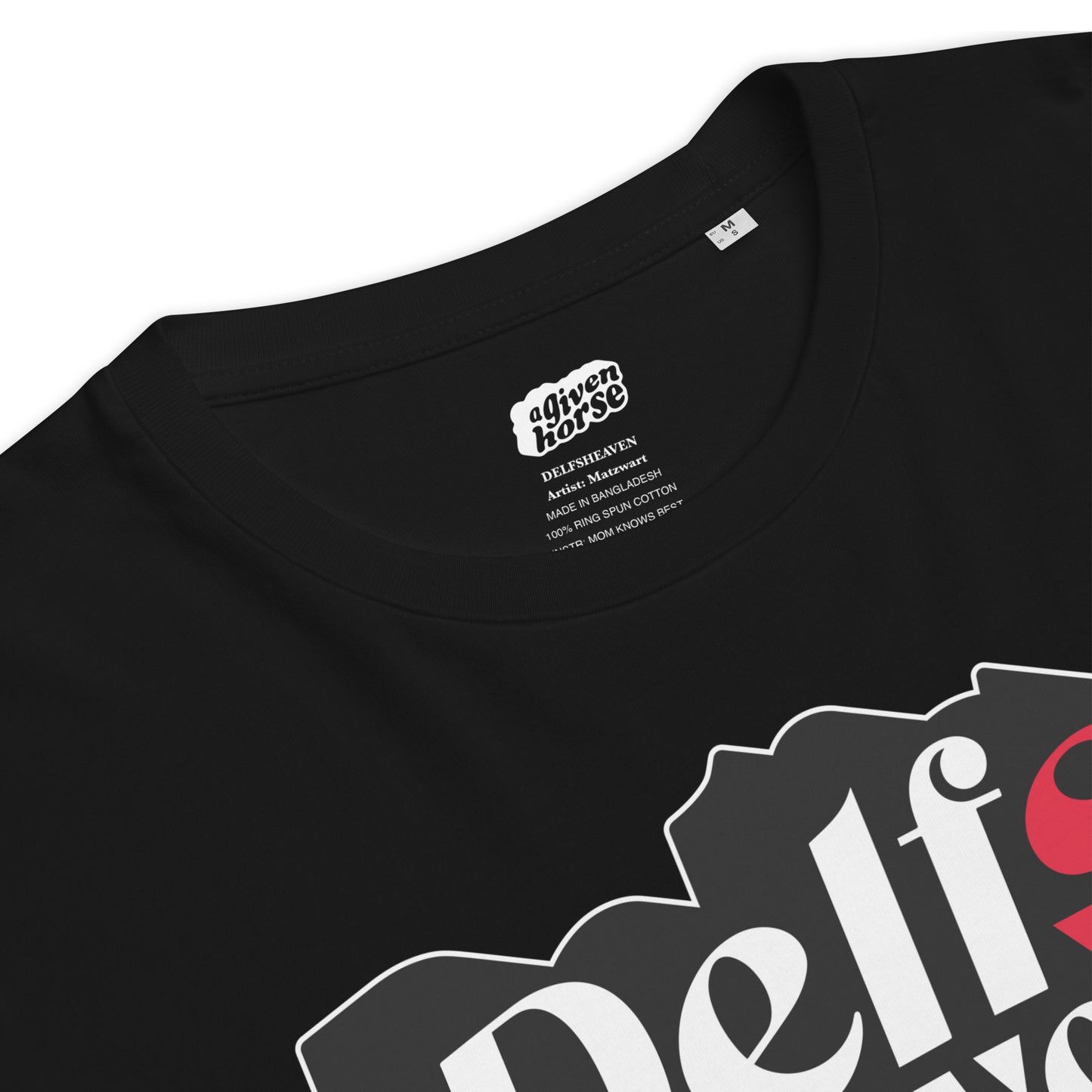 Zwart T-Shirt met de tekst 'Delfsheaven', ontwerp door Matzwart en verkrijgbaar bij cadeauwinkel 'A Given Horse'. Detail.