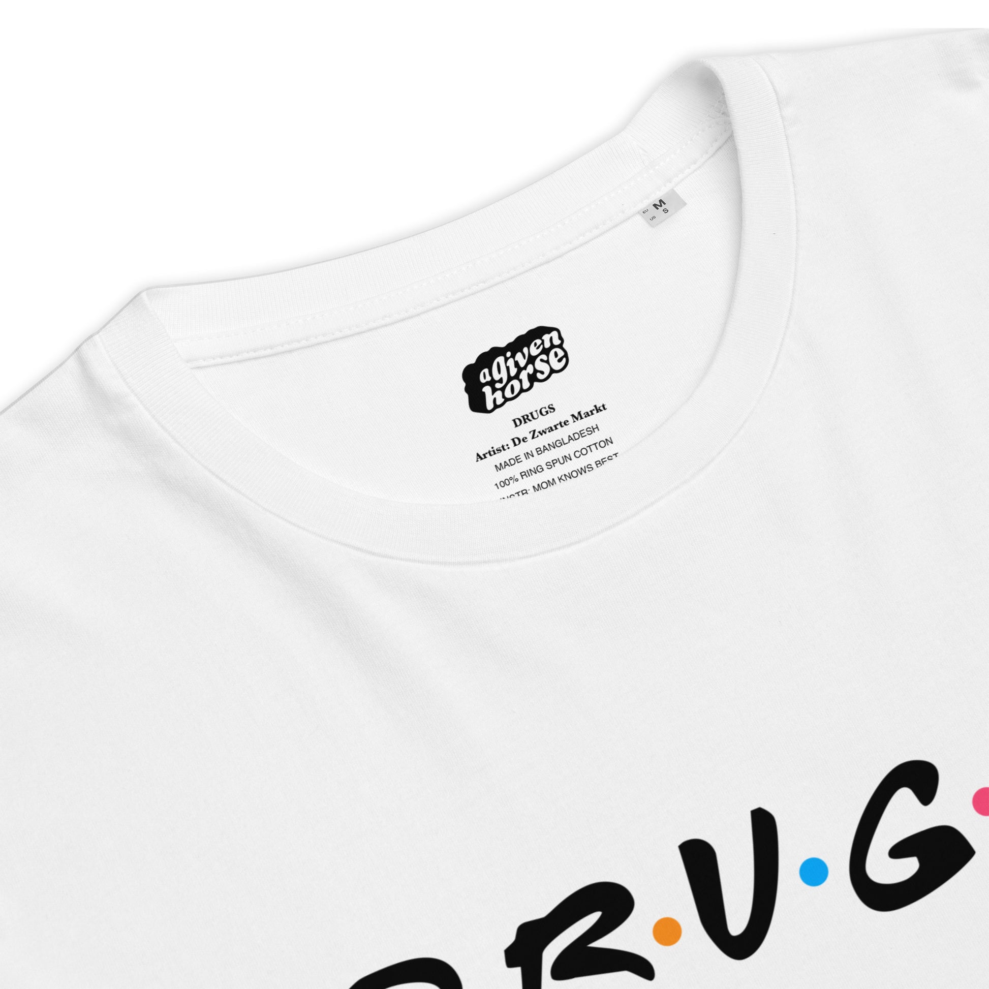Wit T-Shirt met de tekst 'Drugs', ontwerp door De Zwarte Markt en verkrijgbaar bij cadeauwinkel 'A Given Horse'. Detail.