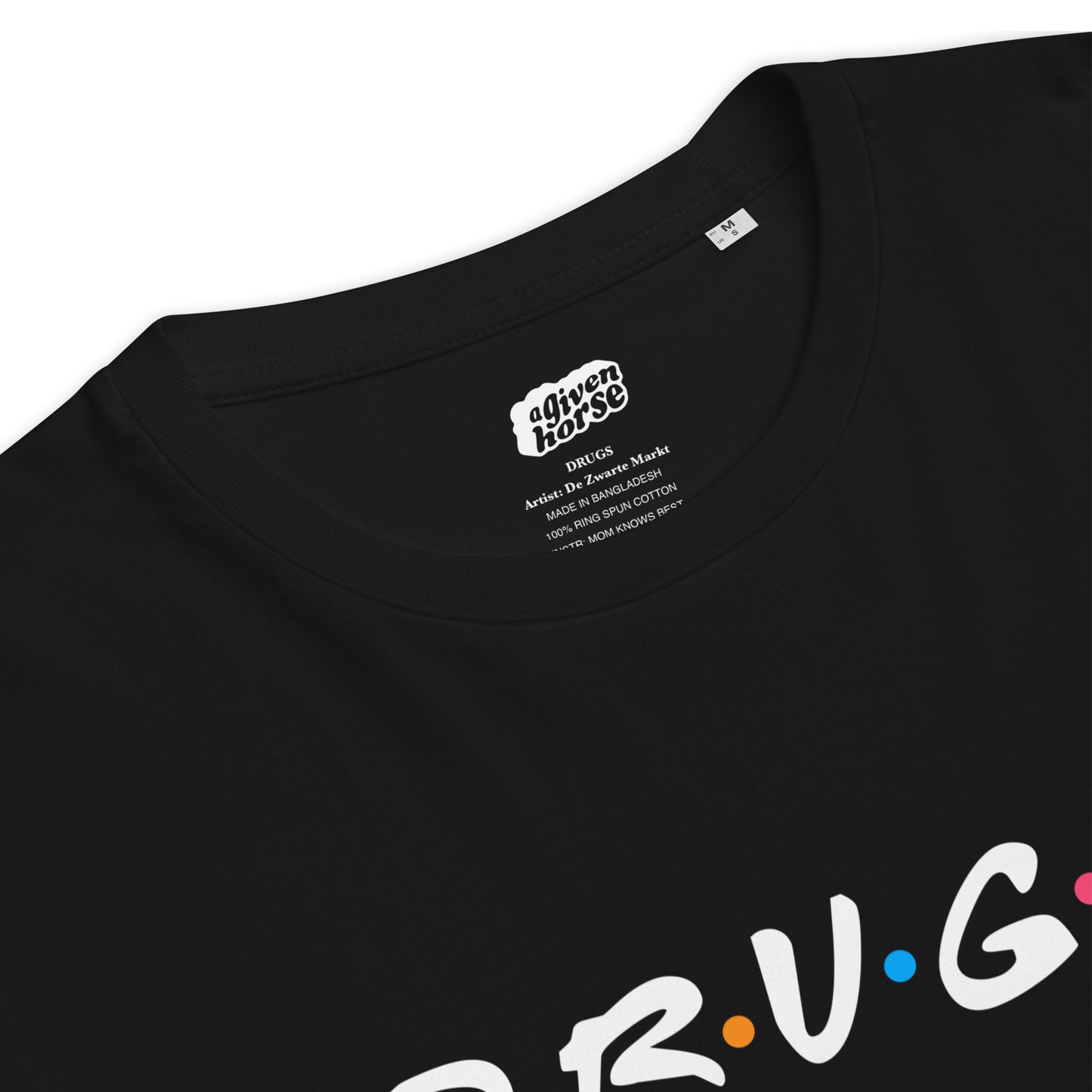 Zwart T-Shirt met de tekst 'Drugs', ontwerp door De Zwarte Markt en verkrijgbaar bij cadeauwinkel 'A Given Horse'. Detail.