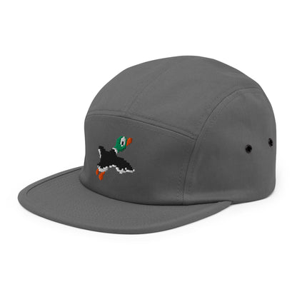 Grijze 5-panel pet met een geborduurde afbeelding van een eend, ontwerp door De Zwarte Markt en verkrijgbaar bij cadeauwinkel 'A Given Horse'. Schuin.