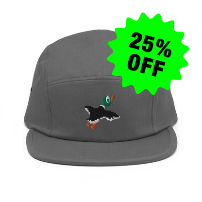 Grijze 5-panel pet met een geborduurde afbeelding van een eend, ontwerp door De Zwarte Markt en verkrijgbaar bij cadeauwinkel 'A Given Horse'. Voorkant, afgeprijsd.