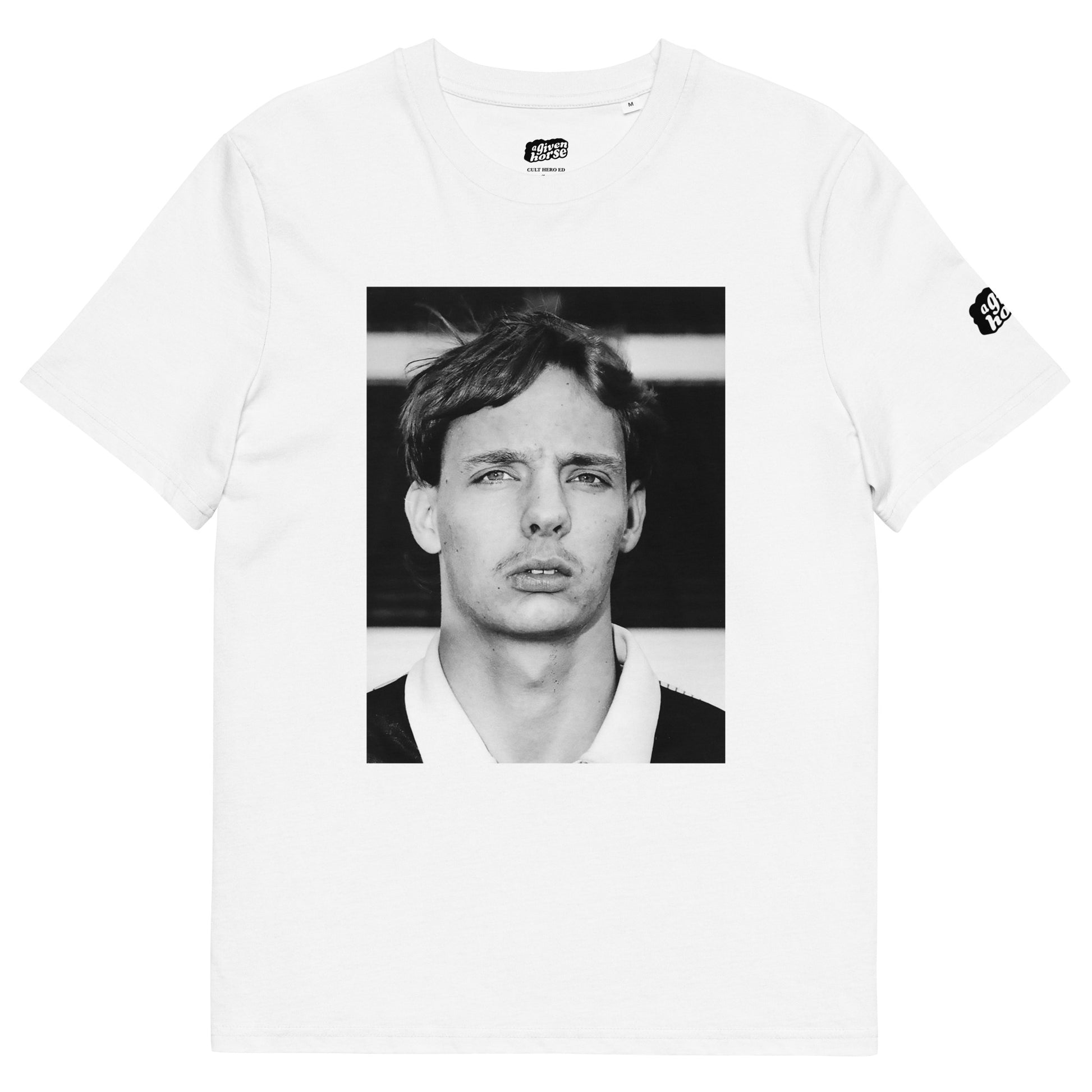 Wit T-Shirt met een afbeelding van Ed de Goeij, ontwerp door De Zwarte Markt en verkrijgbaar bij cadeauwinkel 'A Given Horse'. Voorkant.