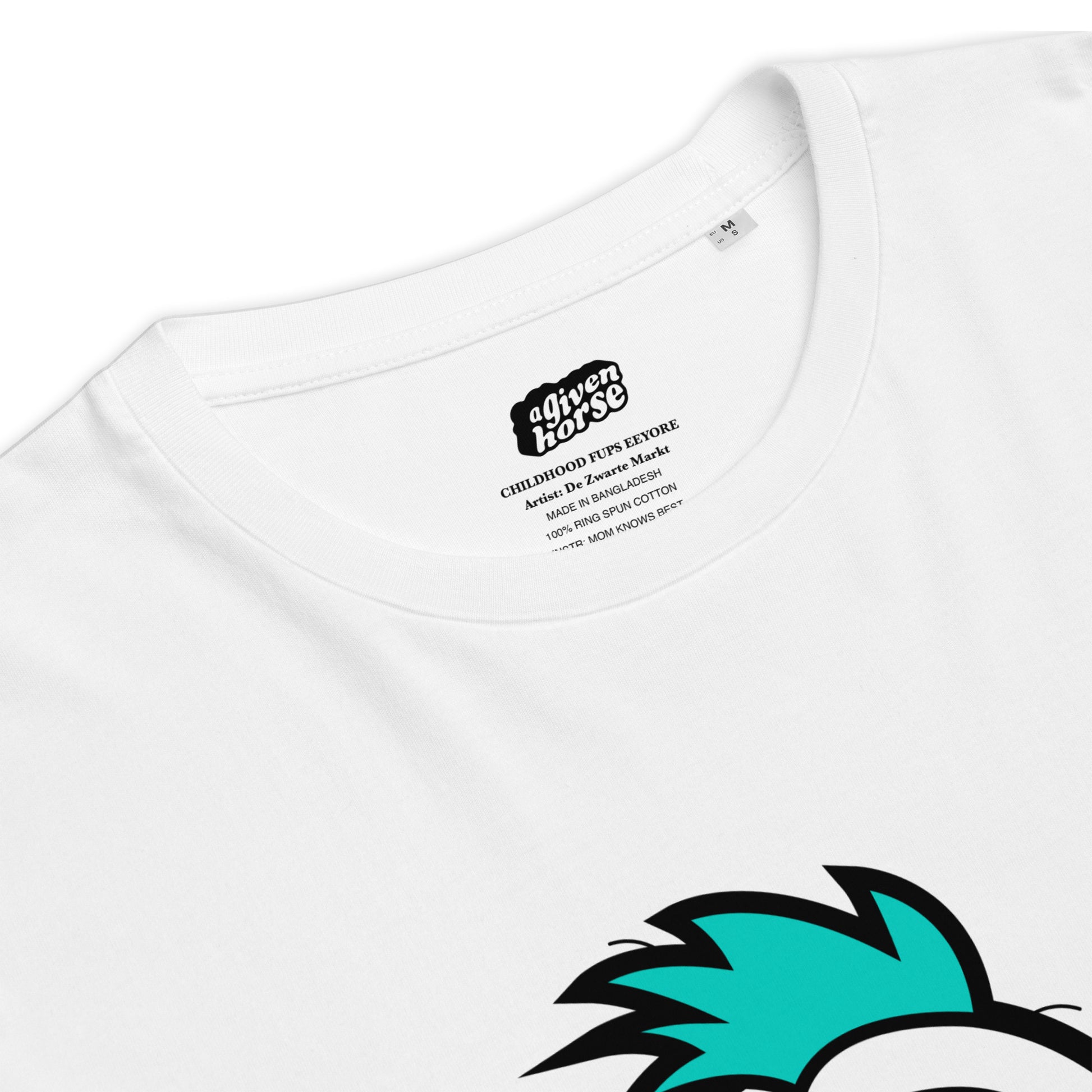 Wit T-Shirt met een afbeelding van Iejoor, ontwerp door De Zwarte Markt en verkrijgbaar bij cadeauwinkel 'A Given Horse'. Detail.