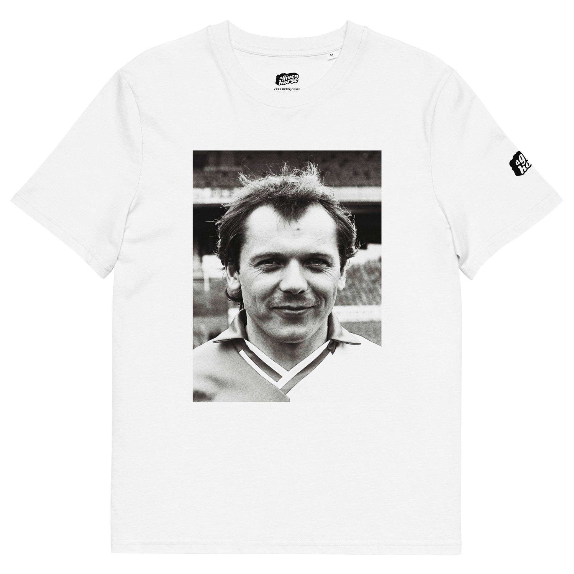 Wit T-Shirt met een afbeelding van József Kiprich, ontwerp door De Zwarte Markt en verkrijgbaar bij cadeauwinkel 'A Given Horse'. Voorkant.