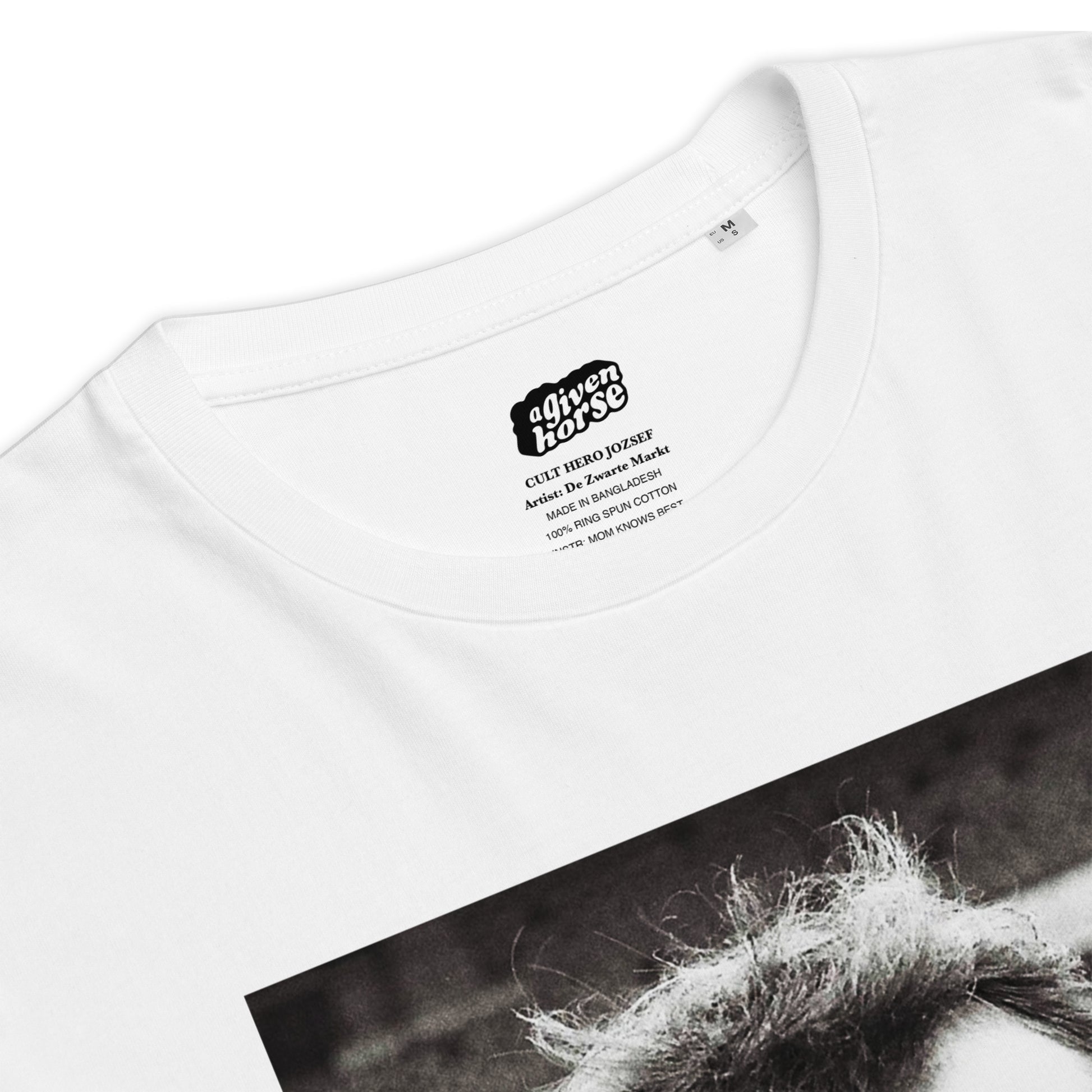 Wit T-Shirt met een afbeelding van József Kiprich, ontwerp door De Zwarte Markt en verkrijgbaar bij cadeauwinkel 'A Given Horse'. Detail.