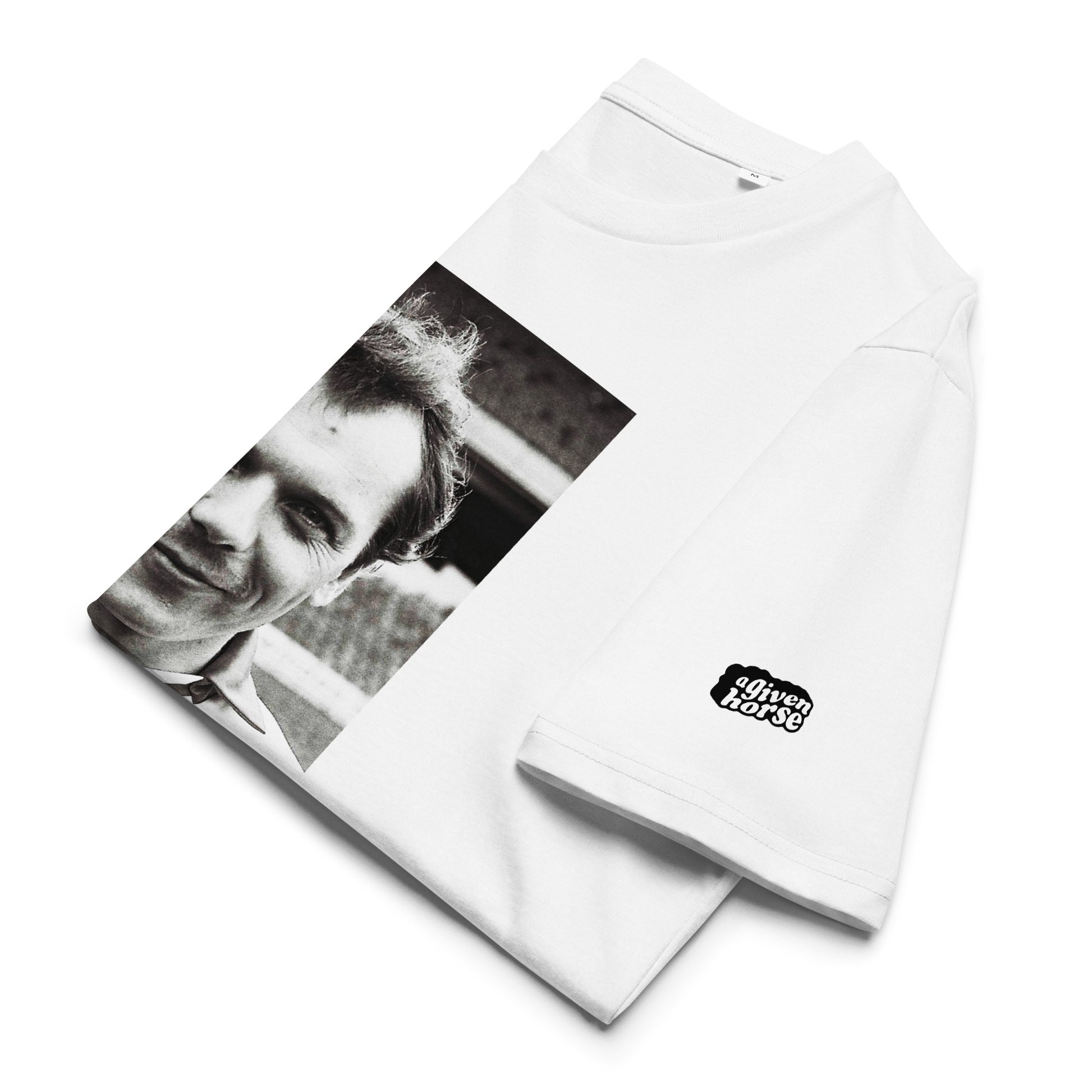 Wit T-Shirt met een afbeelding van József Kiprich, ontwerp door De Zwarte Markt en verkrijgbaar bij cadeauwinkel 'A Given Horse'. Gevouwen.