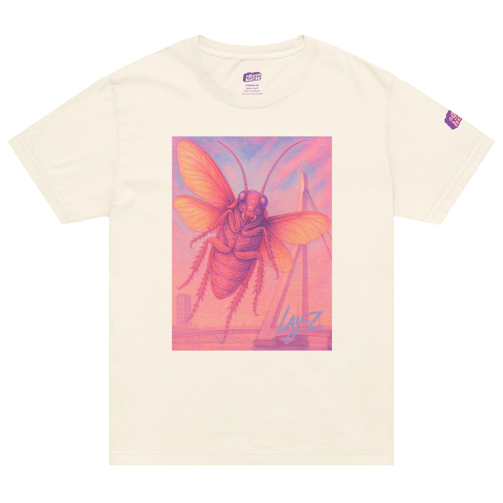 Wit T-Shirt met een afbeelding van een kakkerlak voor de Erasmusbrug, ontwerp door Lay-Z en verkrijgbaar bij cadeauwinkel 'A Given Horse'. Voorkant.