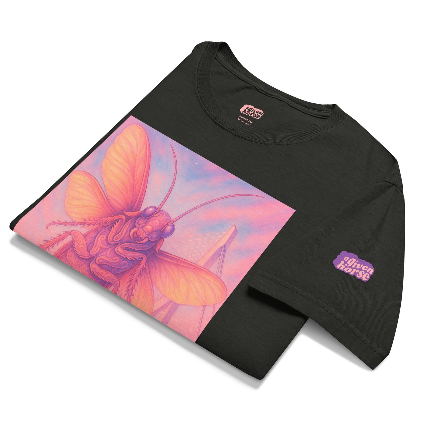 Zwart T-Shirt met een afbeelding van een kakkerlak voor de Erasmusbrug, ontwerp door Lay-Z en verkrijgbaar bij cadeauwinkel 'A Given Horse'. Gevouwen.