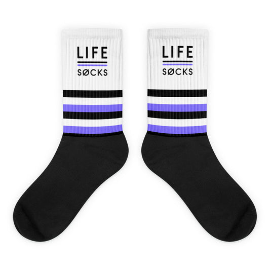 Zwart-witte sokken met de tekst 'Life Søcks', ontwerp door Matzwart n verkrijgbaar bij cadeauwinkel 'A Given Horse'. Binnenkant en buitenkant.
