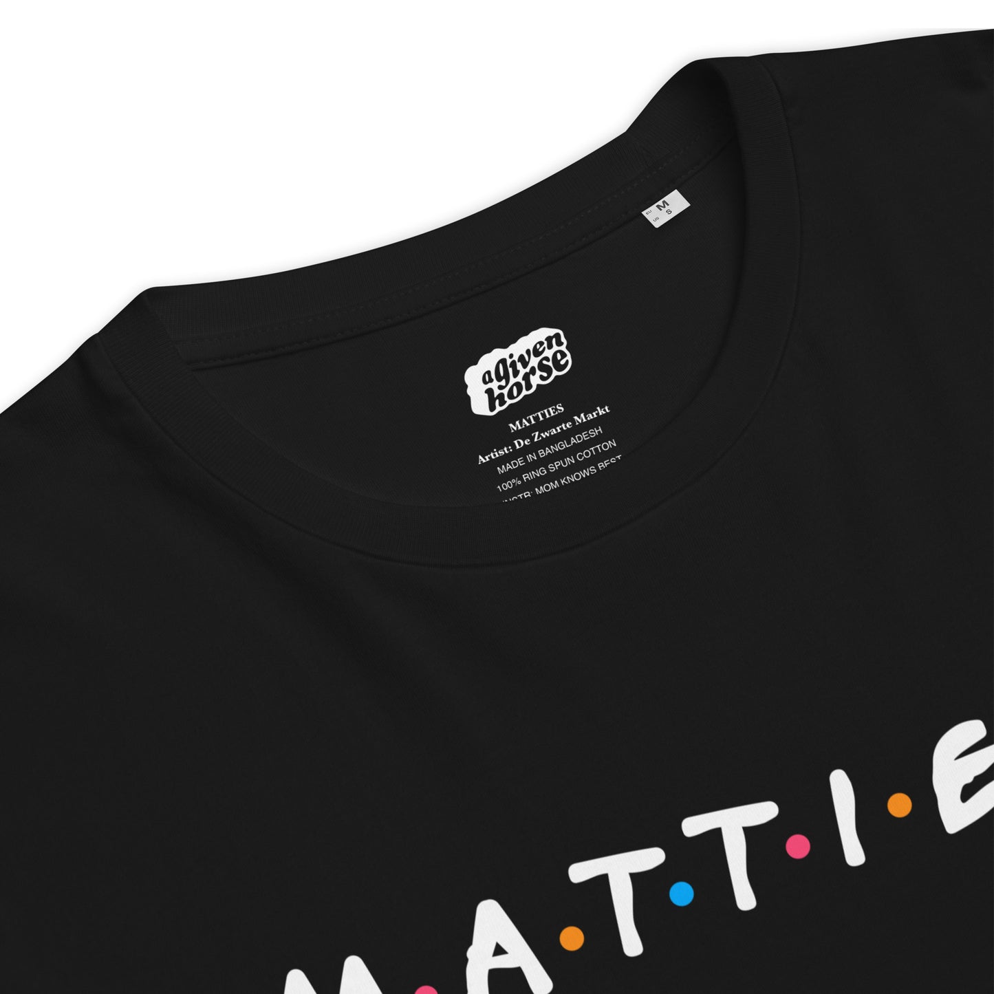 Zwart T-Shirt met de tekst 'Matties', ontwerp door De Zwarte Markt en verkrijgbaar bij cadeauwinkel 'A Given Horse'. Detail.