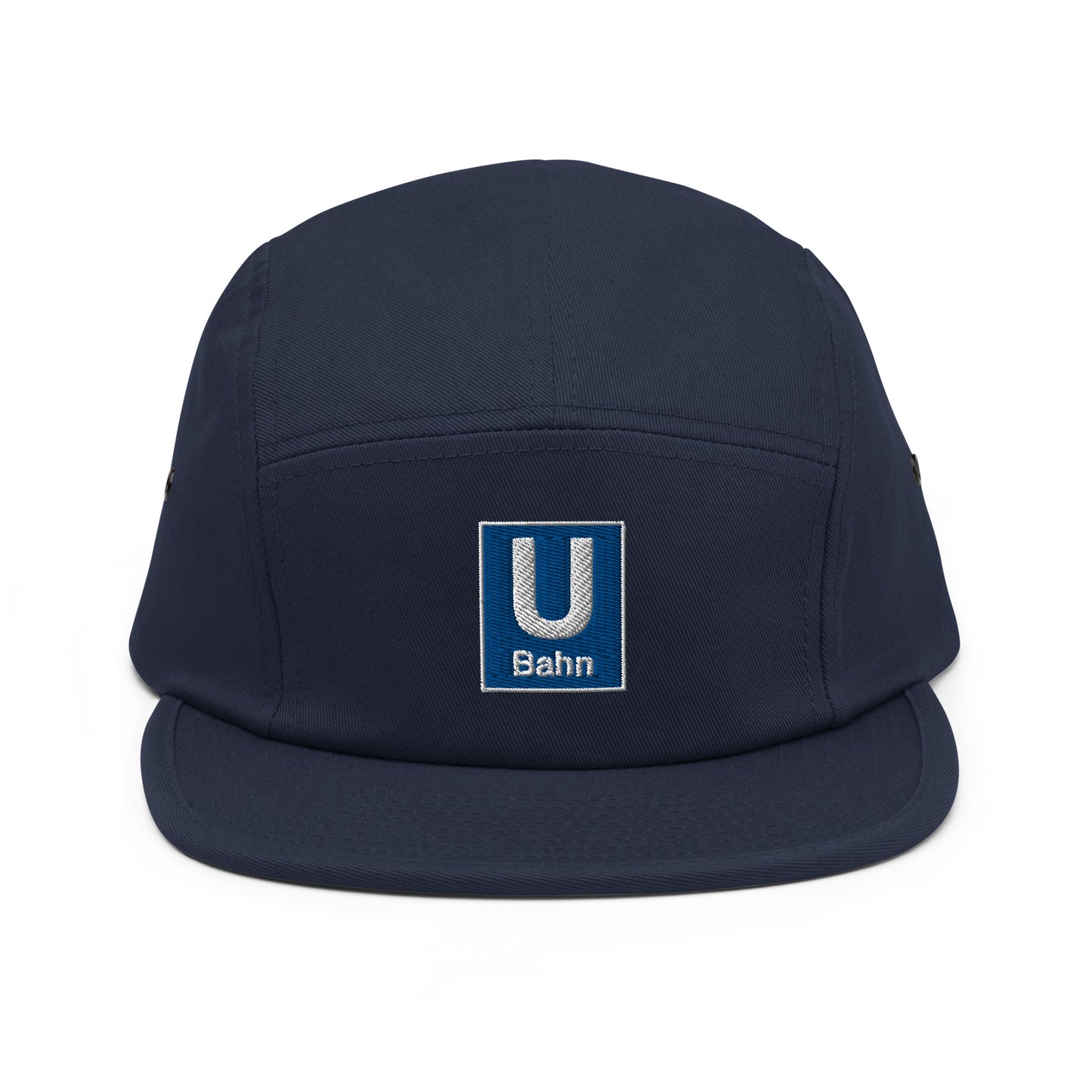 Donkerblauwe 5-panel pet met een geborduurd Berlijn Metro Logo, ontwerp door De Zwarte Markt en verkrijgbaar bij cadeauwinkel 'A Given Horse'. Voorkant.