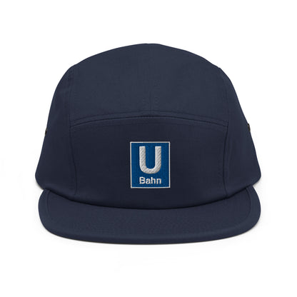 Donkerblauwe 5-panel pet met een geborduurd Berlijn Metro Logo, ontwerp door De Zwarte Markt en verkrijgbaar bij cadeauwinkel 'A Given Horse'. Voorkant.