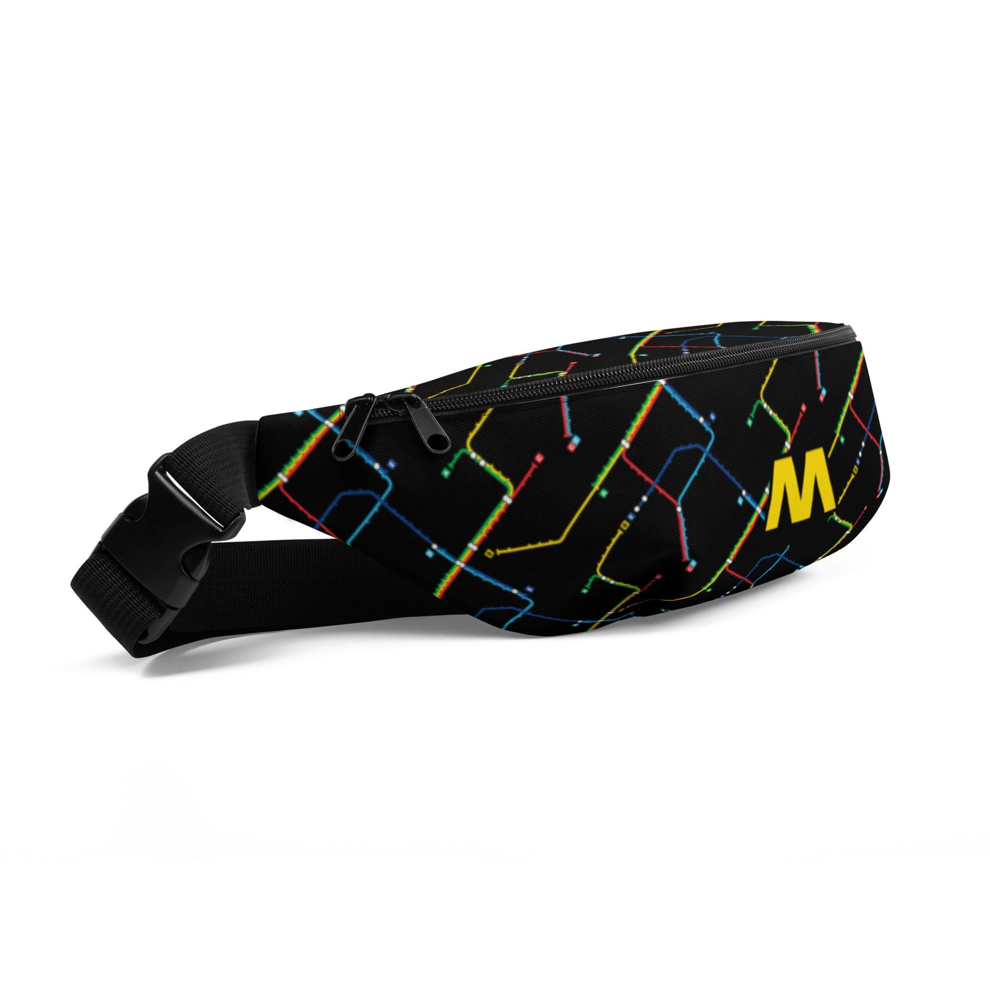 Zwarte buideltas met een all-over print van het Rotterdamse metro systeem, ontwerp door De Zwarte Markt en verkrijgbaar bij cadeauwinkel 'A Given Horse'. Zijkant.