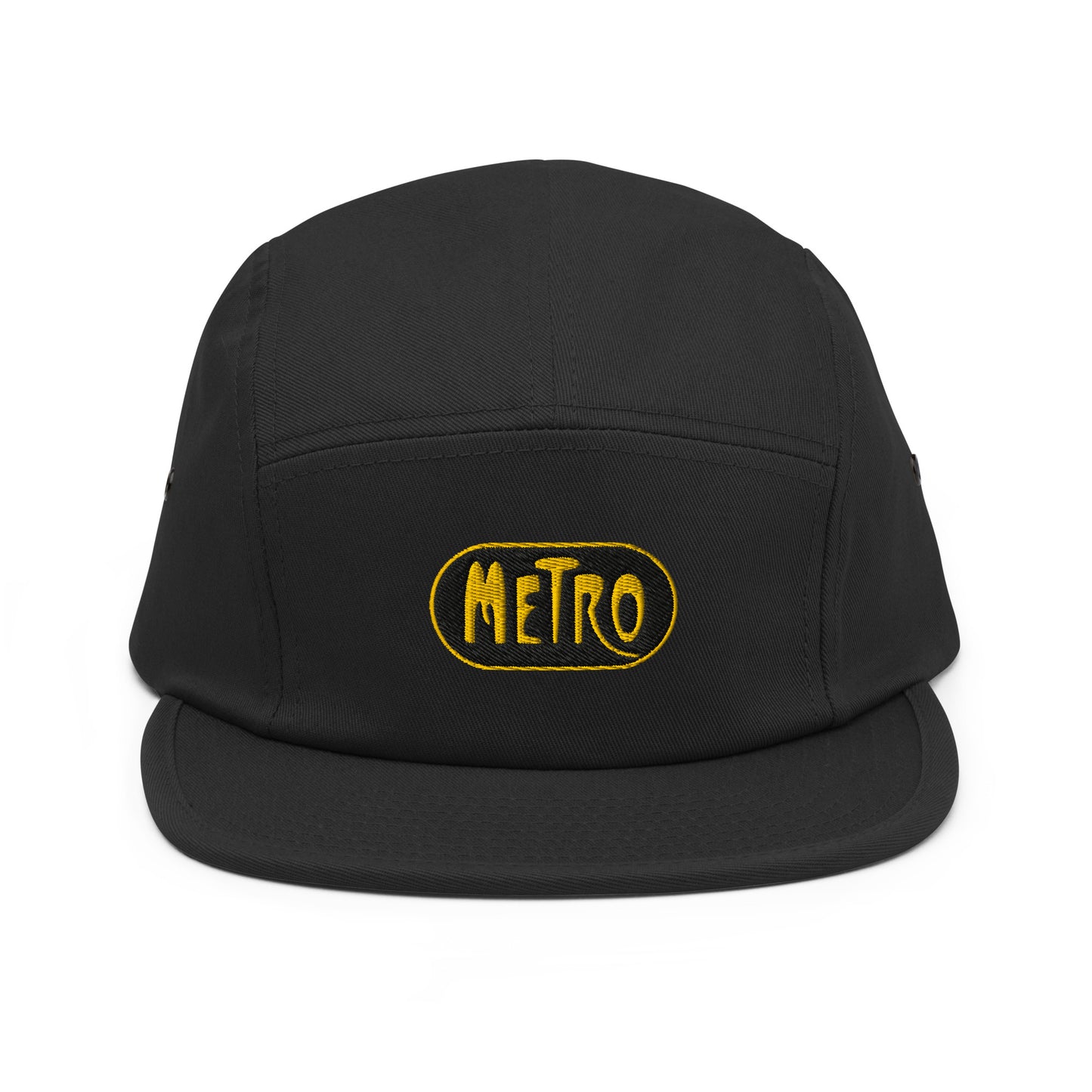 Zwarte 5-panel pet met een geborduurd Metro Parijs Logo, ontwerp door De Zwarte Markt en verkrijgbaar bij cadeauwinkel 'A Given Horse'. Voorkant.