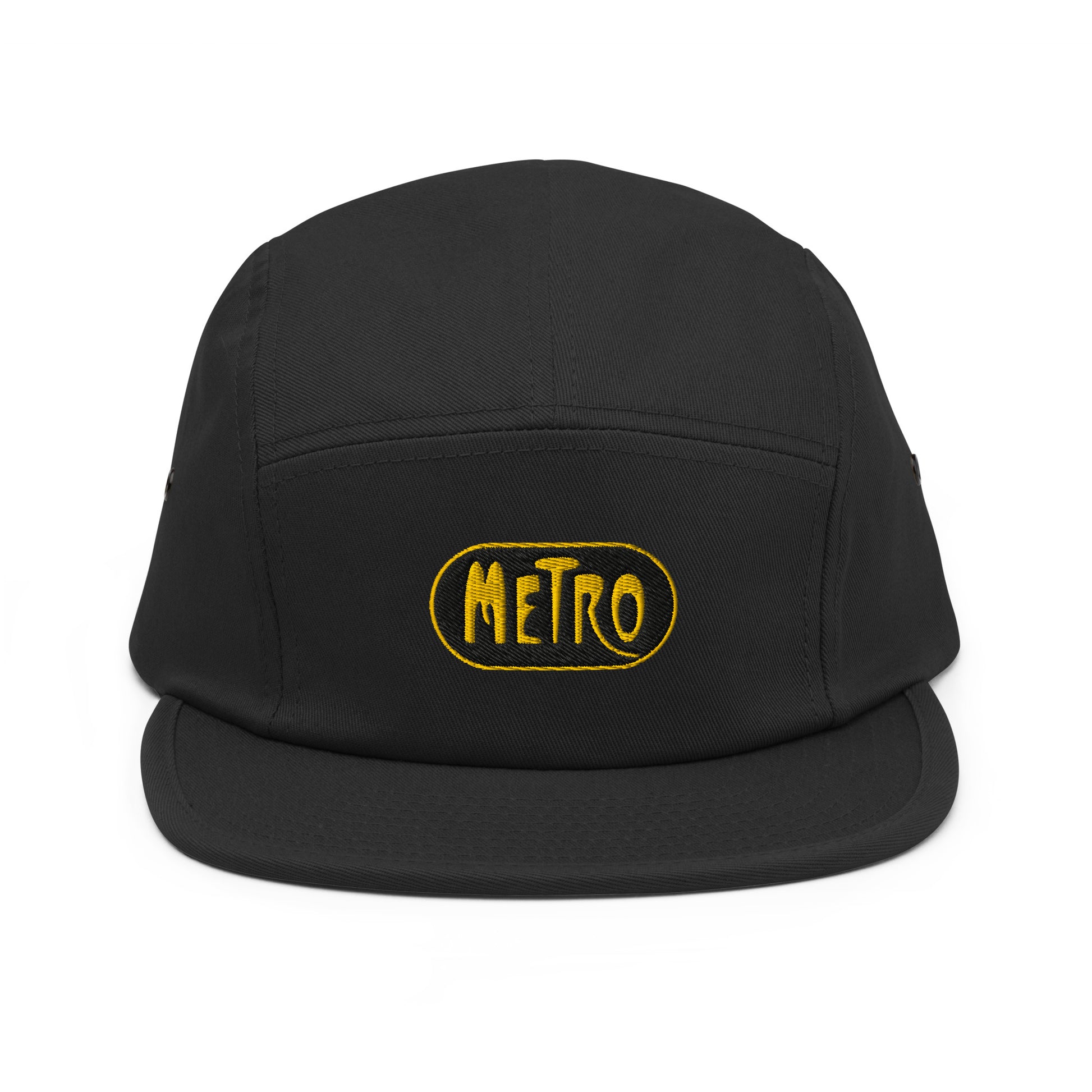 Zwarte 5-panel pet met een geborduurd Metro Parijs Logo, ontwerp door De Zwarte Markt en verkrijgbaar bij cadeauwinkel 'A Given Horse'. Voorkant.