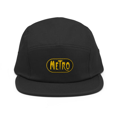 Zwarte 5-panel pet met een geborduurd Metro Parijs Logo, ontwerp door De Zwarte Markt en verkrijgbaar bij cadeauwinkel 'A Given Horse'. Voorkant.