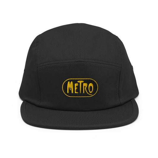 Zwarte 5-panel pet met een geborduurd Metro Parijs Logo, ontwerp door De Zwarte Markt en verkrijgbaar bij cadeauwinkel 'A Given Horse'. Voorkant.