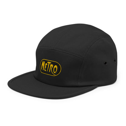 Zwarte 5-panel pet met een geborduurd Metro Parijs Logo, ontwerp door De Zwarte Markt en verkrijgbaar bij cadeauwinkel 'A Given Horse'. Schuin.
