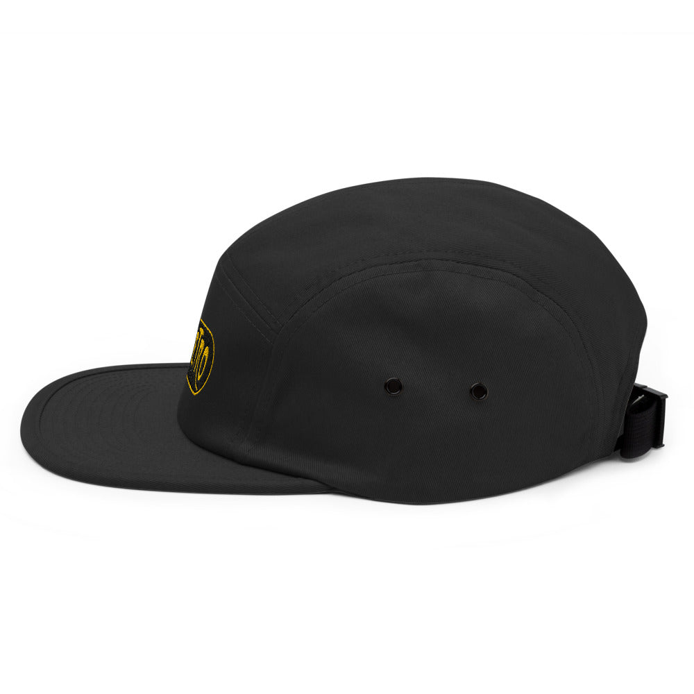 Zwarte 5-panel pet met een geborduurd Metro Parijs Logo, ontwerp door De Zwarte Markt en verkrijgbaar bij cadeauwinkel 'A Given Horse'. Zijkant.