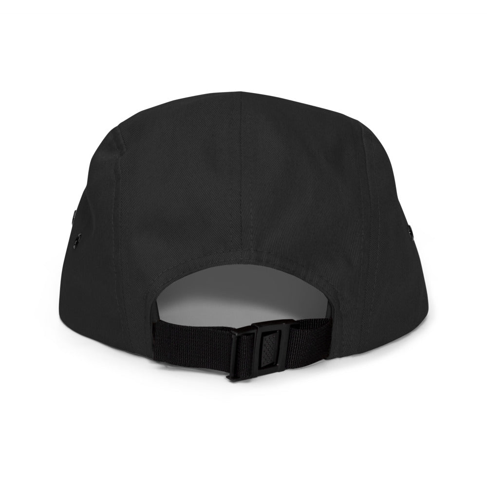 Zwarte 5-panel pet met een geborduurd Metro Parijs Logo, ontwerp door De Zwarte Markt en verkrijgbaar bij cadeauwinkel 'A Given Horse'. Achterkant.