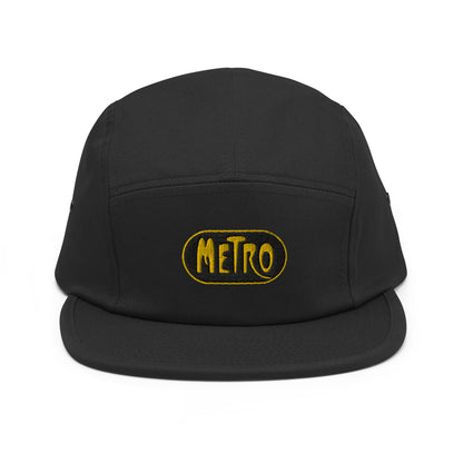 Zwarte 5-panel pet met een geborduurd Parijs Metro Logo, ontwerp door De Zwarte Markt en verkrijgbaar bij cadeauwinkel 'A Given Horse'. Voorkant.