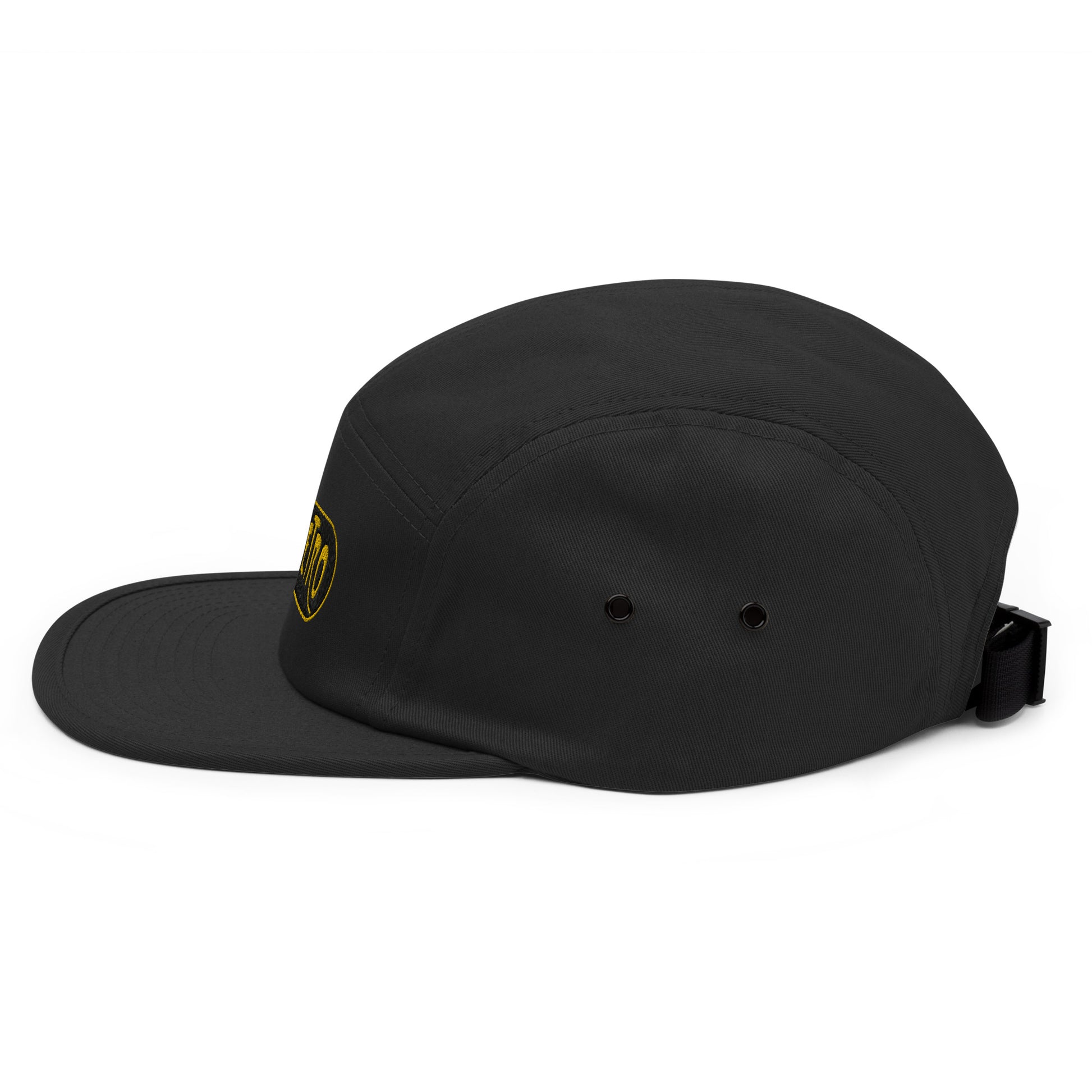 Zwarte 5-panel pet met een geborduurd Parijs Metro Logo, ontwerp door De Zwarte Markt en verkrijgbaar bij cadeauwinkel 'A Given Horse'. Zijkant.