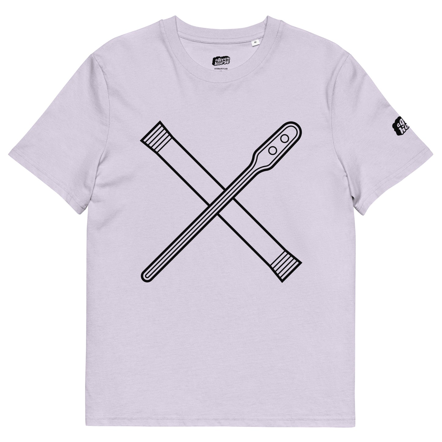 Lila T-Shirt met een afbeelding van een roerstaaf en een zakje melkpoeder, ontwerp door Matzwart en verkrijgbaar bij cadeauwinkel 'A Given Horse'. Voorkant.