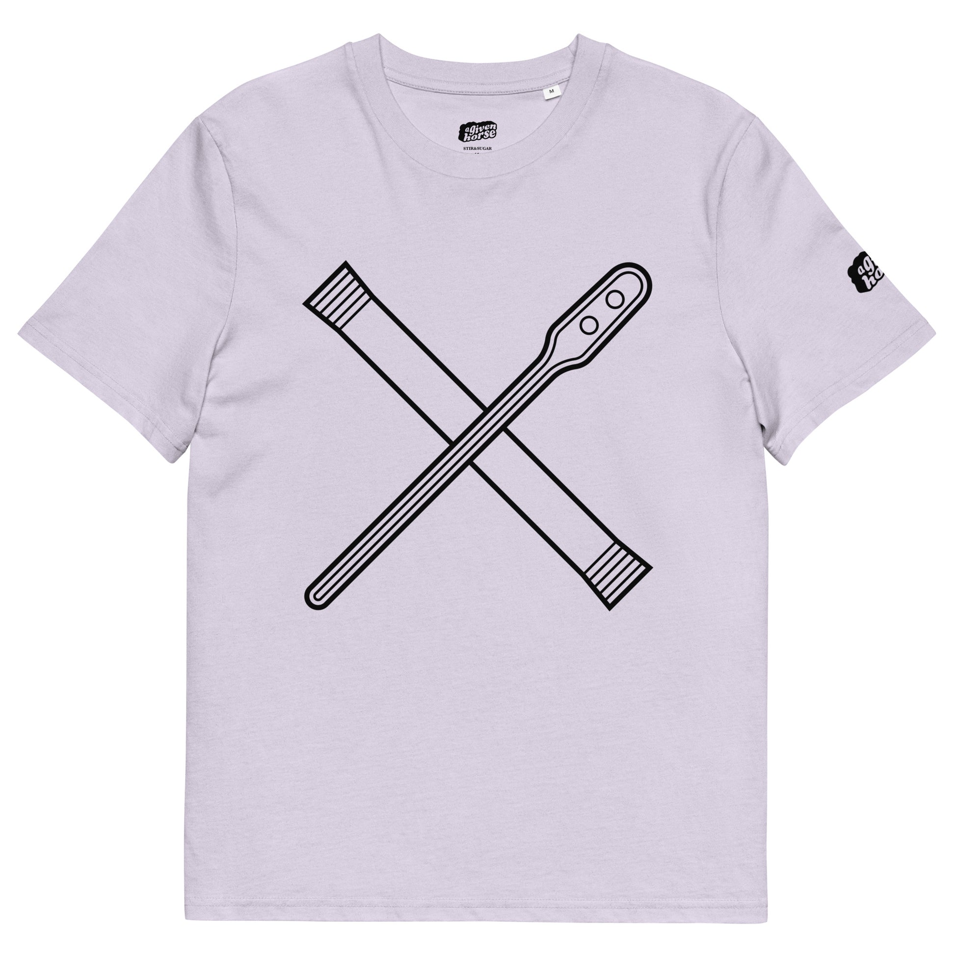 Lila T-Shirt met een afbeelding van een roerstaaf en een zakje melkpoeder, ontwerp door Matzwart en verkrijgbaar bij cadeauwinkel 'A Given Horse'. Voorkant.