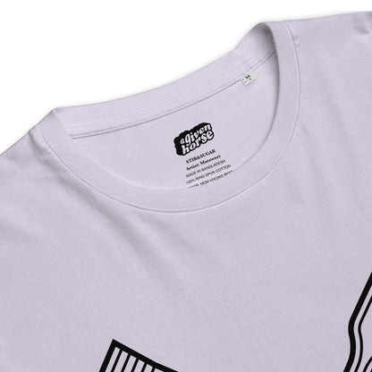 Lila T-Shirt met een afbeelding van een roerstaaf en een zakje melkpoeder, ontwerp door Matzwart en verkrijgbaar bij cadeauwinkel 'A Given Horse'. Detail.