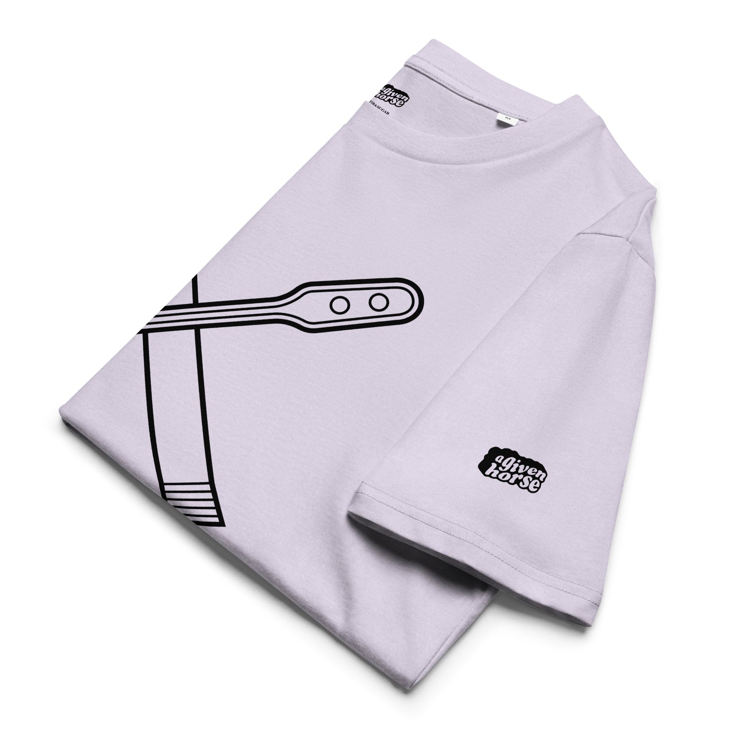 Lila T-Shirt met een afbeelding van een roerstaaf en een zakje melkpoeder, ontwerp door Matzwart en verkrijgbaar bij cadeauwinkel 'A Given Horse'. Gevouwen.