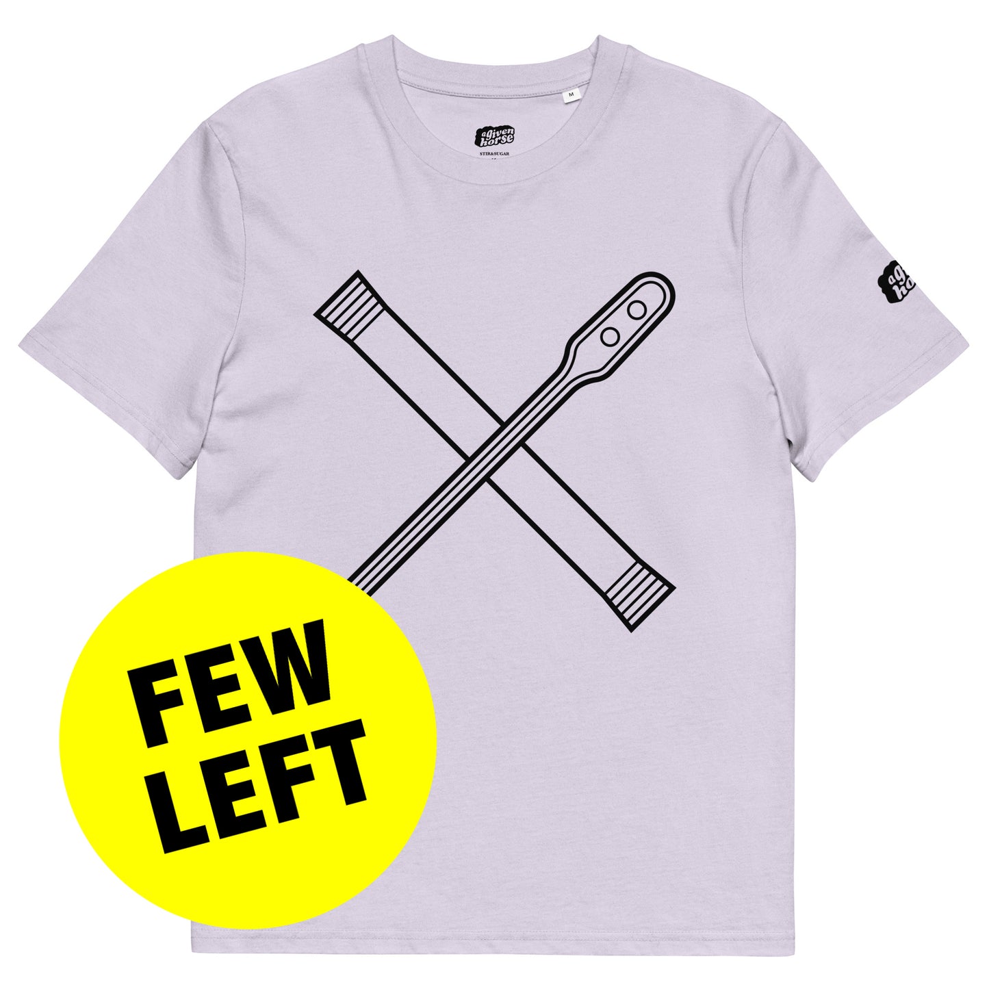 Lila T-Shirt met een afbeelding van een roerstaaf en een zakje melkpoeder, ontwerp door Matzwart en verkrijgbaar bij cadeauwinkel 'A Given Horse'. Voorkant, laatste paar.