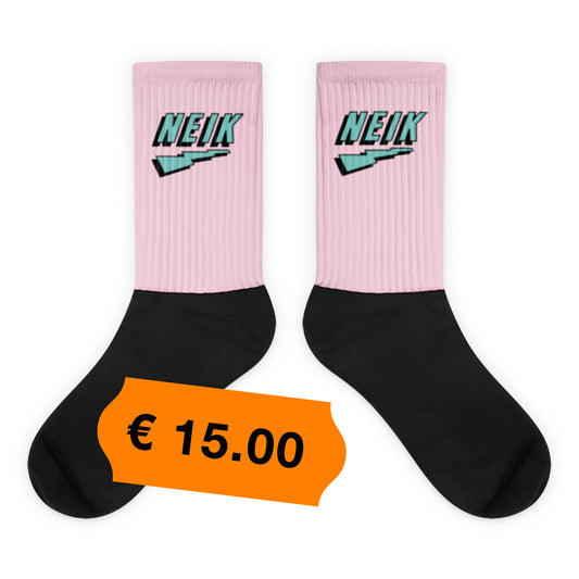 Roze sokken met het NEIK logo, ontwerp door De Zwarte Markt en verkrijgbaar bij cadeauwinkel 'A Given Horse'. Binnenkant en buitenkant, prijs.