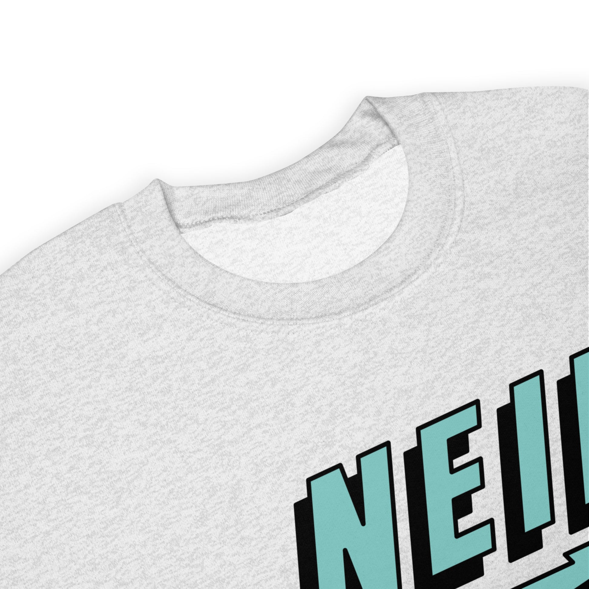 Lichtgrijze trui met het NEIK logo, ontwerp door De Zwarte Markt en verkrijgbaar bij cadeauwinkel 'A Given Horse'. Detail.