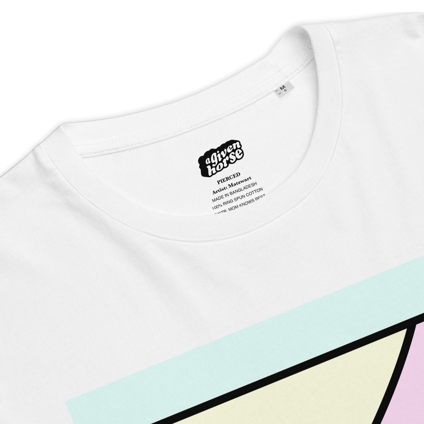 Wit T-Shirt met een afbeelding van een tepelpiercing, ontwerp door Matzwart en verkrijgbaar bij cadeauwinkel 'A Given Horse'. Detail.