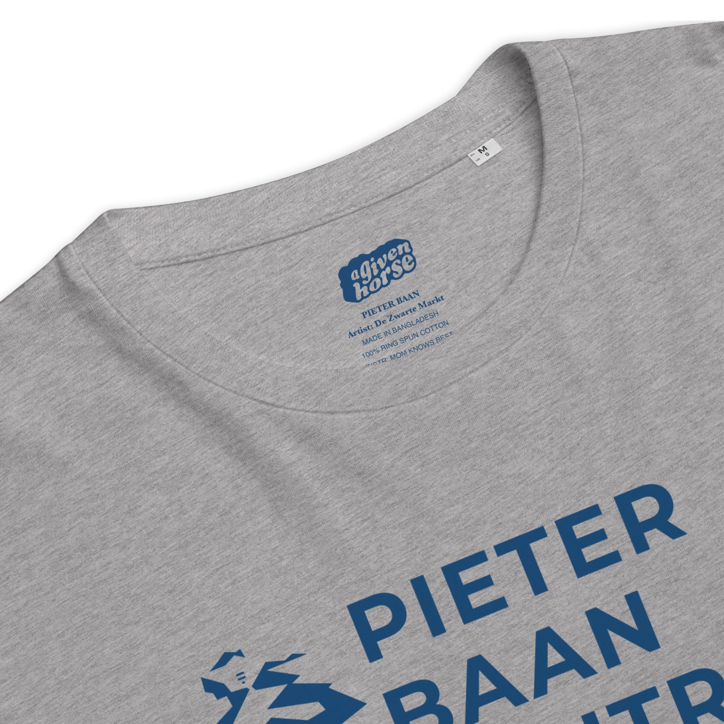 Grijs T-Shirt met de tekst 'Pieter Baan Centrum', ontwerp door De Zwarte Markt en verkrijgbaar bij cadeauwinkel 'A Given Horse'. Detail.