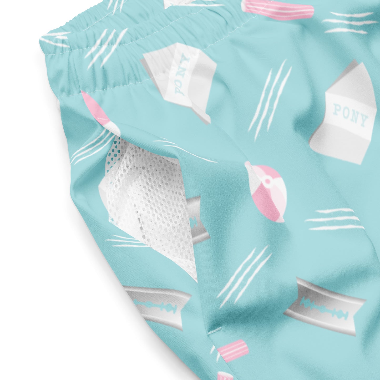 Lichtblauwe zwembroek met een all-over print van packies, rietjes en strandballen, ontwerp door Matzwart en verkrijgbaar bij 'A Given Horse'. Zijzak.