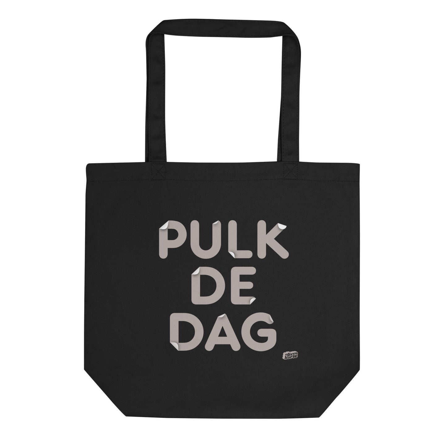 Zwarte katoenen tas met de tekst ‘Pulk de dag’, ontwerp door Matzwart en verkrijgbaar bij cadeauwinkel 'A Given Horse'. Voorkant.
